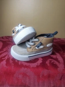 Tenis altos OSHKOSH B’Gosh Barclay para niños pequeños talla 5 - Imagen 1 de 8
