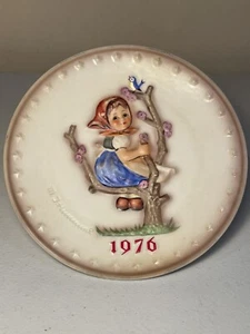 Hummel Plate 1976 M.J.Hummel Goebel 6th Annual Plate Girl By Tree - Picture 1 of 3