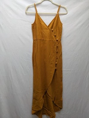 Vestido midi envolvente con botones con tirantes amarillos mostaza cúrcuma mezcla de lino talla 4 de Asos Foto 1 de 4