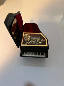 VINTAGE WESTLAND BABY PIANOFORTE A CODA MUSIC BOX AMORE INFINITO LEGGI BENE - Foto 1 di 5