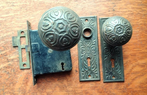 Antique Fancy Door Set Doorplates Doorknobs, Lock "Florian" Yale Towne 1900 Cover