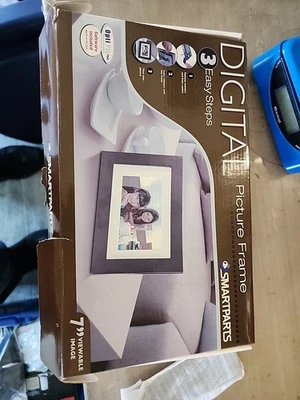 Smartparts SP700W 7" Digital Picture Frame - Image 1 of 4