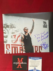 ¡FOTO FIRMADA MATTY MULLINS 8X10! ¡MEMPHIS MAY FIRE! ¡BECKETT! REHECHO EN MISERIA - Imagen 1 de 4