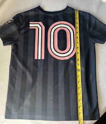 Messi Niños Estilo de Vida Manga Corta Top Cuello en V Camisa Logo Juvenil Pequeño 8 Negro Rosa Foto 1 de 4