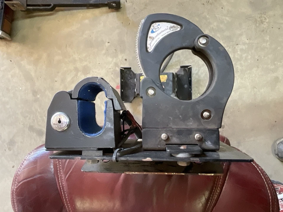 Ford Crown Victoria 2009 coche de policía soporte para pistola sin llaves color negro  Foto 1 de 4