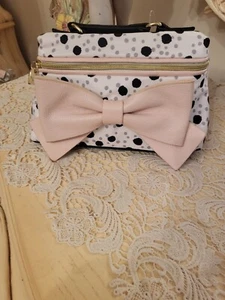 Bolsa de maquillaje cosmético Betsey Johnson puntos negros/blancos con arco rosa - Imagen 1 de 11