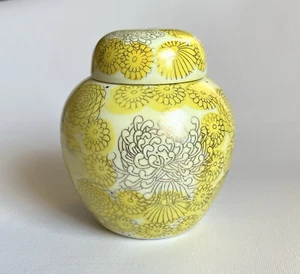 Tarro de jengibre con tapa de cerámica crisantemos amarillos Kutani vintage Heygill Imports - Imagen 1 de 11
