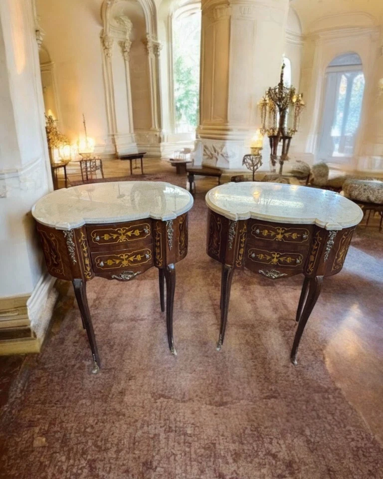 Par de Mesas Laterais de Mármore Estilo Francês Luís XV – Incrustadas com Detalhe Ormolu - Imagem 1 de 1