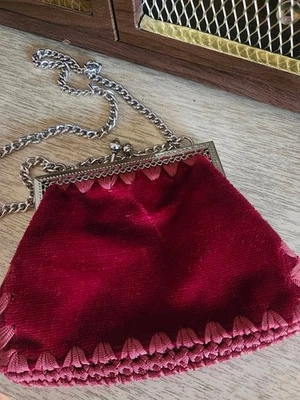 Cartera Bobbie Jerome vintage de terciopelo rojo hecha en Italia Foto 1 de 4