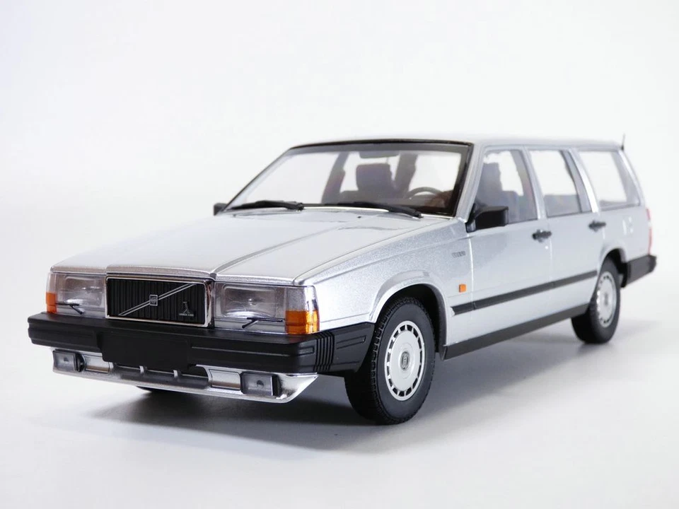 MINICHAMPS 155171770 Volvo - 740Gl Sw Station Wagon 1986 - Silver - 1/18