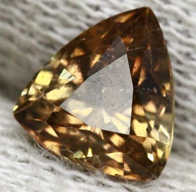 PIEDRA PRECIOSA CORTE AXINITA NATURAL MULTICOLOR ULTRA RARA DE 2 QUILATES @ Pak Ver video Foto 1 de 4