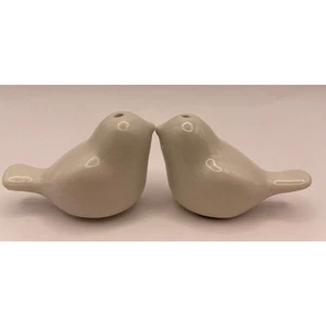 2 Cute Mini Love Birds Salt Pepper Shakers Pre-owned - Picture 1 of 9