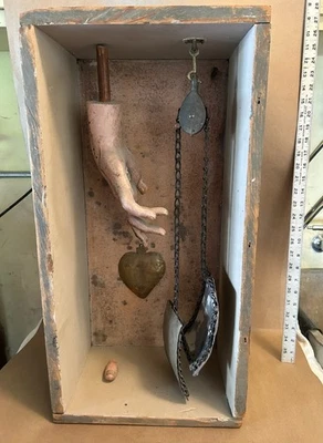 Ana María Herrera 2 cajas de sombra, "Escapular" y "Flagelación" Foto 1 de 3