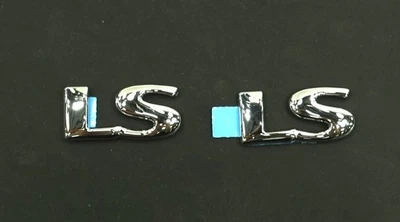 NUEVO OEM GM LS Cromo Tapa Maletero Emblemas Juego de 2 22611399 Chevy Cavalier LS 00-05 Foto 1 de 3