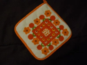 New Insulated Potholder Orange Floral Pattern ~ 7 x 7 . - Picture 1 of 2