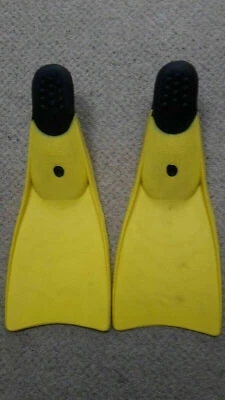 TYPHOON ADULT FLIPPERS Snorkelling Scuba Diving Travel Fins -Made in Italy - New - Image 1 of 3