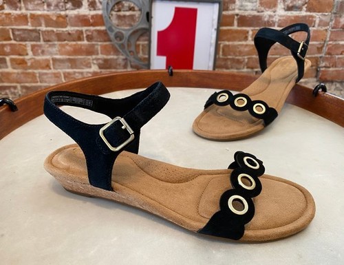 UGG Sandali Koolaburra neri impreziositi in pelle scamosciata semi zeppa Leira 9 nuovi