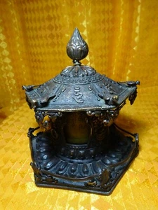 Cassa Sutra Ruota Preghiera Tavolo Buddista Argento Antico Rame Tibet Nepal Pagoda - Foto 1 di 12