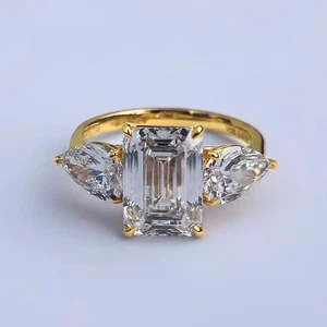 6.13cts Emerald & Pear Cut Lab-Grown Diamond Trilogy Ring – 18ct Yellow Gold IGI - Picture 1 of 8