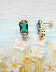 A PAIR OF GOLD PLATED EARRINGS FOR PIERCED EARS WITH EMERALD GREEN STONES - Picture 1 of 1