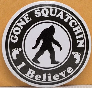 Calcomanía adhesiva Bigfoot/Sasquatch "Gone Squatchin I Believe". 2.25"×2.25" - Imagen 1 de 4