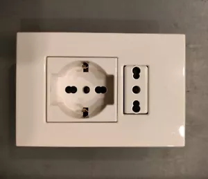 STOCK PRESA SCHUKO MAGIC BTICINO 5440/3 PLACCA AVORIO SUPPORTO PRESA COMPATIBIL - Picture 1 of 4