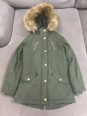 Chaqueta acolchada cálida Justice Girls talla 8 con capucha de piel desmontable verde militar Foto 1 de 4