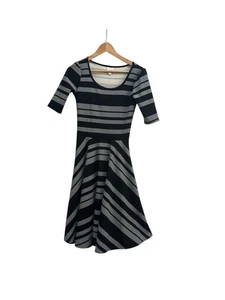 Lula Roe Kleid. Größe extra klein. Es ist ein grau-schwarz gestreiftes Kleid. - Bild 1 von 9