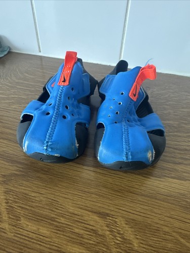 Sandali Nike da ragazzo taglia UK 5 blu con colore nero