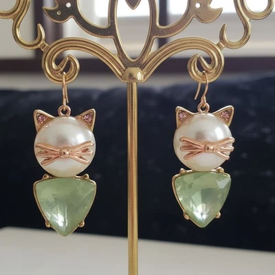 Aretes de gato Betsey Johnson | Cara de gato de perlas | Delicados detalles de piedras Foto 1 de 4