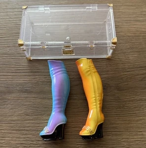 Stivali bambola arcobaleno Rainbow High Avery Styles studio moda al ginocchio con bauletto - Foto 1 di 9
