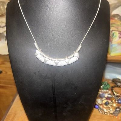 Collar Flecha Plata Y Blanco Foto 1 de 4