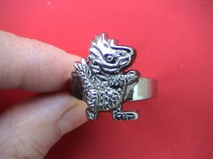 TAGLIA 11 ANELLO UOMO PICCOLO DRAGO TONO ARGENTO - MOLTO UNICO! NUOVO! - Foto 1 di 1