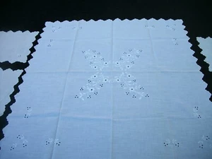 Vintage Tablecloth 30 inch Sq Scalloped Edge White Embroidery 4 Napkins TC103 - Picture 1 of 12