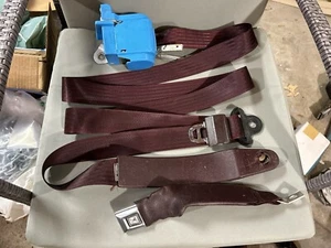 87 88 FORD LINCOLN TOWN CAR PASSENGER SEAT BELT SIDE RETRACTOR & RECEIVER Maroon - Picture 1 of 3