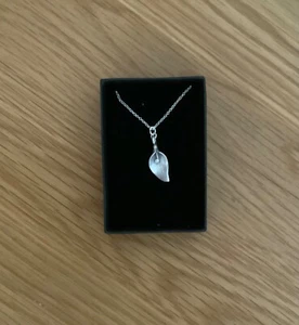 Calla Lilienblume silberfarbene Halskette - Geschenkverpackung - Bild 1 von 2