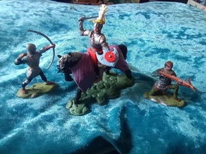 BRITAINS SWOPPE T KNIGHTS . 1 MOUNTED WITH SWORD & 2 STANDING . c1960's - Picture 1 of 10