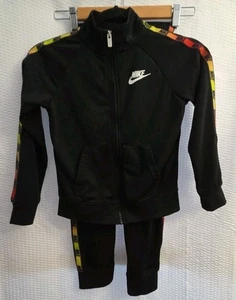 Nike Niños 2 Piezas Cinta Cremallera Chaqueta y Pantalones Jogger Conjunto de Pista Talla 6-7 Negro Logo - Imagen 1 de 15