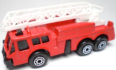 MAISTO RED 1:64 DIECAST 3" FIRE ENGINE LADDER TRUCK WITH WHITE - Image 1 of 4