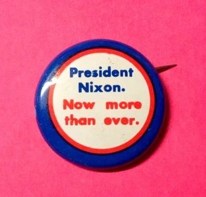 '72 Präsident Richard Nixon "Jetzt mehr denn je" Sammlerstück Kampagne Button Pin - Bild 1 von 2