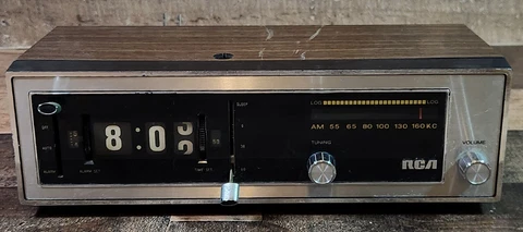 Vintage RCA Walnut Grain Alarm Clock Model RWD427W AM FM Radio Cover