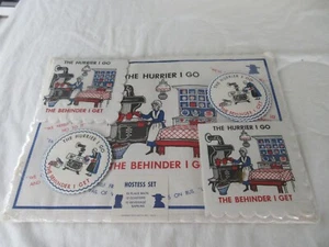 The Hurrier I Go The Behinder I Get Mid-Century Kitsch Hostess Set Untersetzer Serviette - Bild 1 von 7