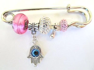 Charm Hamsa tono argento Kabbalah rosa e bianco spilla malocchio con ciuccio  - Foto 1 di 2