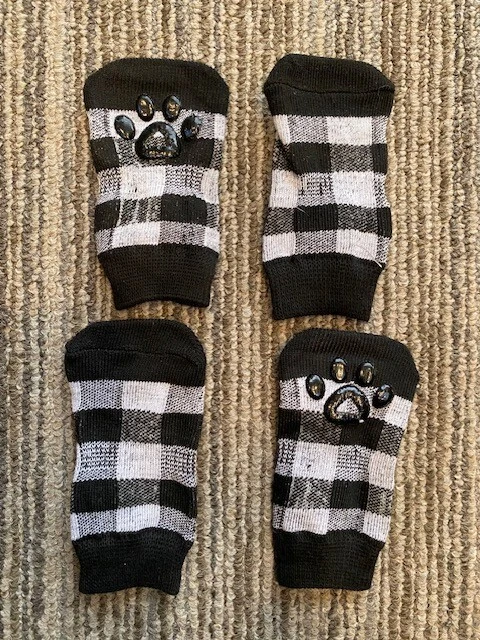 Calcetines antideslizantes blancos y negros para perros cachorros para razas pequeñas Foto 1 de 1