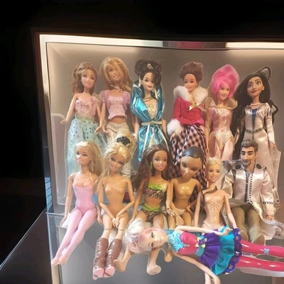 Lote de 13 muñecas mixtas Mattel Barbie, muñecas sin marca y princesas Disney  Foto 1 de 4