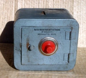 Marquette MI First National Savings & Trust Vintage Metall Coin Bank Safe Tresor - Bild 1 von 4