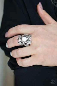 Paparazzi Ring "Flower Shower" in Silber & Weiß - Bild 1 von 2