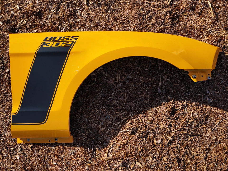 2013-2014 福特野马 Boss 302 乘客侧挡泥板校车黄色原始设备制造商 — 第 1/4 张图片