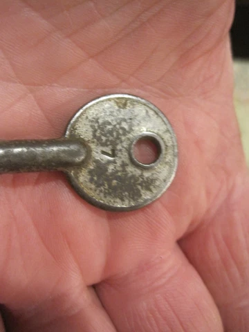 yale # 7  pad lock Lock signed key # 7 barrel Cover
