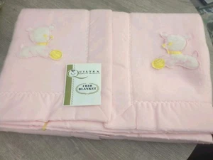 Vintage 1960er Quiltex Baby Krippe Decke rosa gelb Kätzchen Katze mit Garn neuwertig mit Etikett - Bild 1 von 19